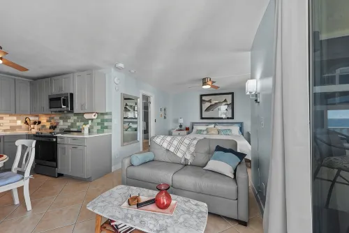 Fully Renovated Beachfront Condo Overlooking a Beach Sanctuary - ブティック