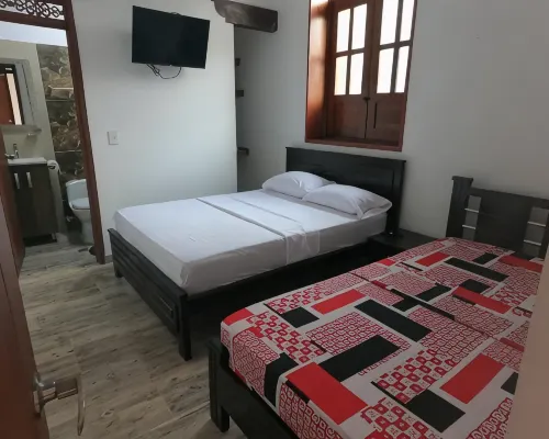 HOTEL COLONIAL A 100 MTS DE LA BASILICA Hotele w: Buga