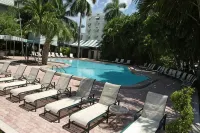 Riverside Hotel - Rooftop Pools