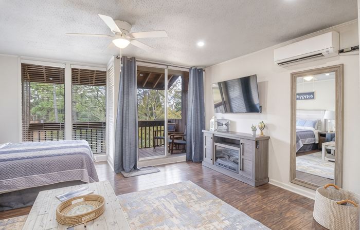 Unforegettable 19th Hole Condo - Steps from the Country Club & Golf - Pets OK!