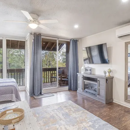 Unforegettable 19th Hole Condo - Steps from the Country Club & Golf - Pets OK!