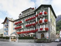 Hotel San Lorenzo Hotele w: Bormio