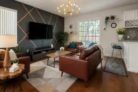 Shadow Bay Luxe Home with a Private Screened Pool near Universal Studios.