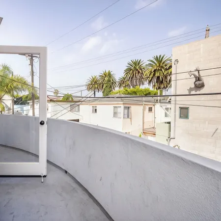 Designer Loft with parking 5min to the beach !