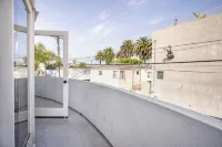 Designer Loft with parking 5min to the beach !