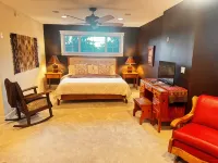 Cowgirl Craftsman - Private King Suite Upstairs -  Historic Downtown J'Ville - Apartments