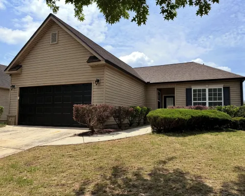 Charming 3-bedroom house in small-town Byron with WiFi, AC, and patio seating. Hotels in Byron