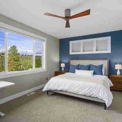 Spacious 6-bedroom, Views, King Beds, Hot Tub, Game Room near downtown Spokane Rooms