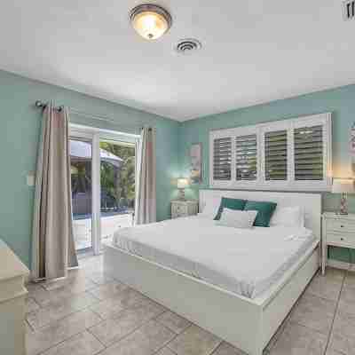 Resort Style Pool! Large Sun-Drenched Patio 1.6 Miles Poolside to Seaside! Rooms