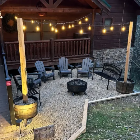 Cozy Smoky Mountain Cabin • Hot Tub, Firepit • 5 Mins to Parkway