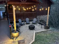 Cozy Smoky Mountain Cabin • Hot Tub, Firepit • 5 Mins to Parkway - Romanttinen