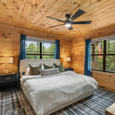 Monarch's Roost.Luxe Cabin w/ Hot Tub, Sauna & Gameroom – 10 Min to Helen