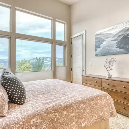 Mt. Adams View, Trails, River View, Pets OK, Walkable to Downtown