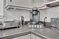North Hills Home 4 BR/2 BA with attached studio - Bungalows