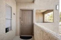Budget-Friendly 2BR/2BA Near Vegas Strip Free Parking, Pool, WiFi, No Resort Fee - อพาร์ทเม้นท์