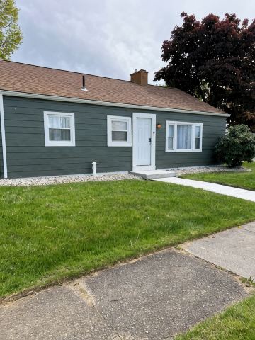 Beautiful 3-Bedroom House in Wonderful Erie with AC, WiFi, Large Driveway