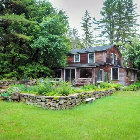 Sunnybrook House - 5 bedroom antique home in landscaped wooded grounds.