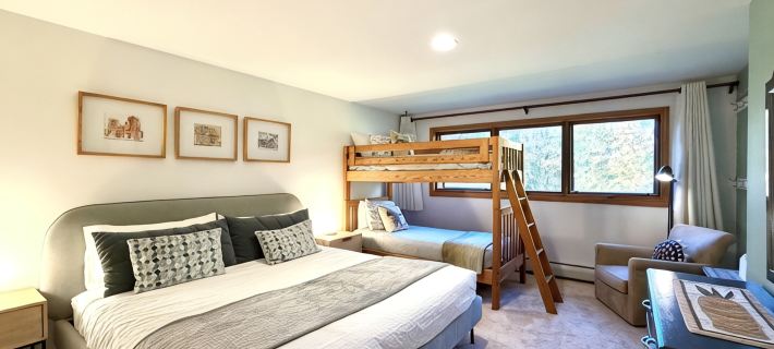 Spacious Townhome with breathtaking views of Mount Snow. 5 min Shuttle to ski Hotele w: Dover