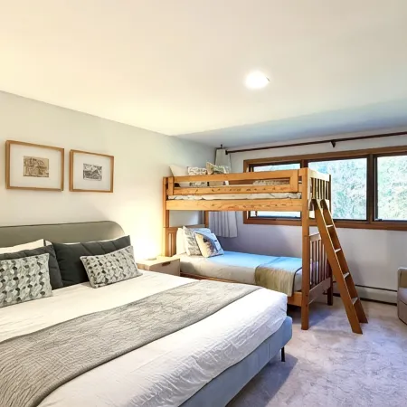 Spacious Townhome with breathtaking views of Mount Snow. 5 min Shuttle to ski
