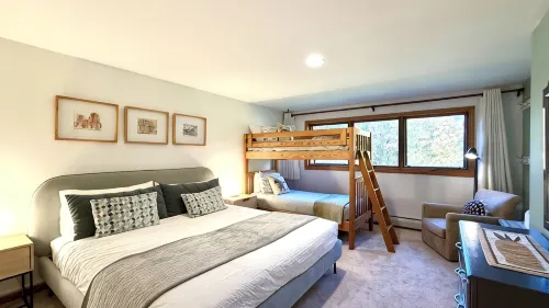 Spacious Townhome with breathtaking views of Mount Snow. 5 min Shuttle to ski