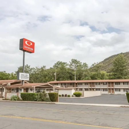 Econo Lodge Inn & Suites
