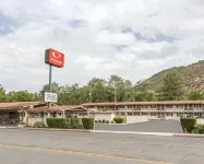 Econo Lodge Inn & Suites