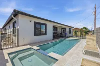 SunHaven Retreat • Poolside Fun in Tempe w/ Spa, Game Room & RV Parking - สระว่ายน้ำส่วนตัว