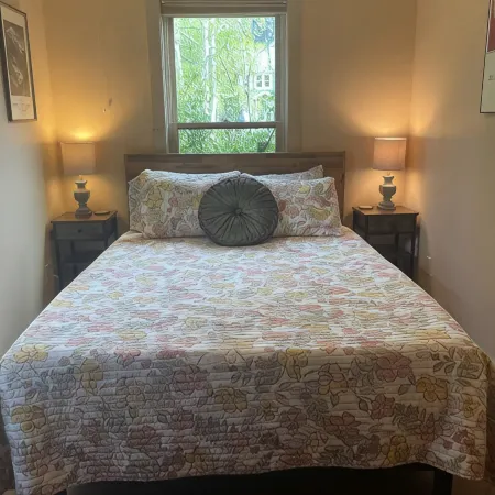 Centrally located, Quiet Neighborhood, 3 Minute Walk to Restaurants and Shops ✨