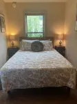 Centrally located, Quiet Neighborhood, 3 Minute Walk to Restaurants and Shops ✨ - 3-Star