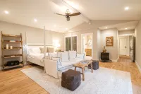 Sonoma Square Gem! Charming New Farmhouse w Pool + Private Detached Guest Suite - Swimmingpools