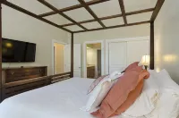 5 STAR!! Sleeps 8-10,3bd + loft, 3ba, A/C..5 minutes to beach,Spacious Condo. - Jacuzzi