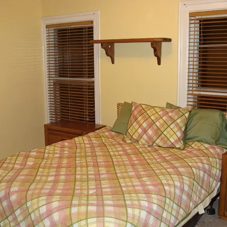 Downtown townhouse 3.5 blocks to the beach!