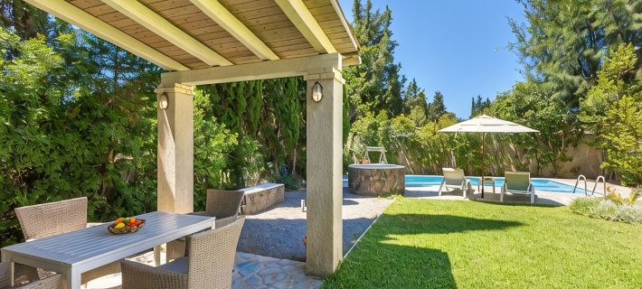 Petrinos Cottage in Dassia, Private pool, A/C, WiFi, 300m to the beach. Hotels in Dassia