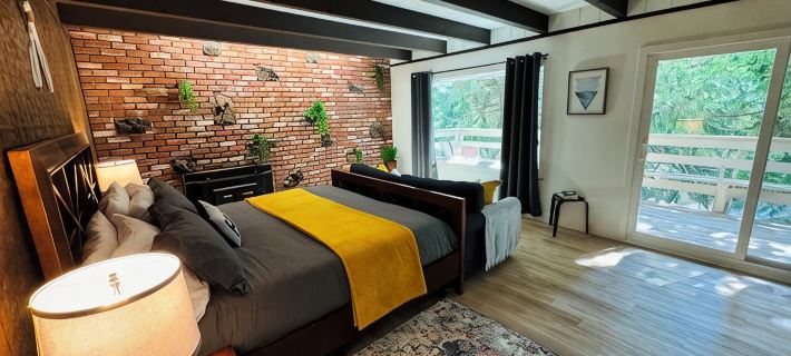 4 Bedroom Family Cabin • 5 Min Stroll to Lake Gregory! 크레스틀린 호텔