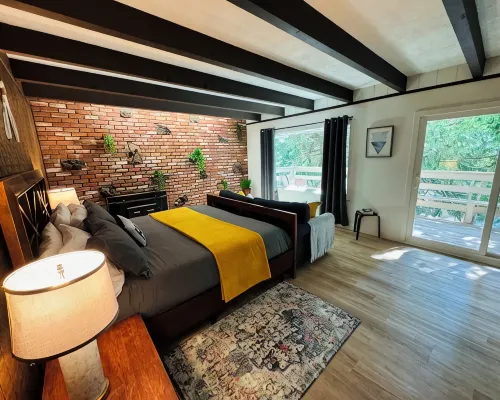 4 Bedroom Family Cabin • 5 Min Stroll to Lake Gregory! Hotels in Crestline