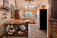 Historic Main St Wooded Bluff & Large Private Deck Luxury Lodging for Up to 6 - 4-Star