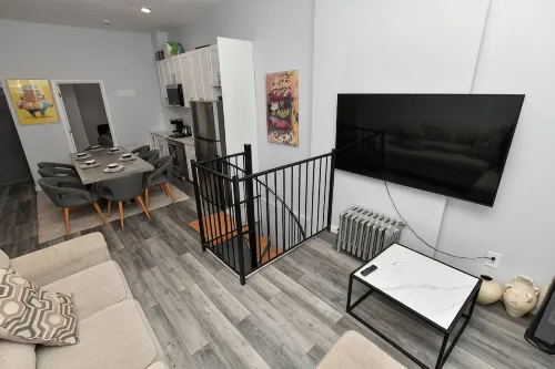Times Square Stylish 5-Bedroom, 3-Bath Chic Duplex Apartment - Bungalows