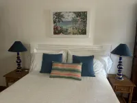 Spacious one bedroom oceanfront apartment Hôtels à : Compostela