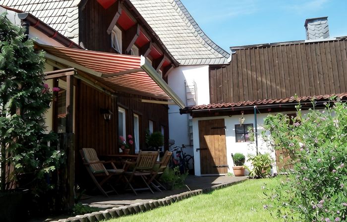 5 bedrooms, quiet town location, garden, 2 parking spaces, 200m to market square