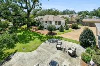 Charming Cottage & Guest House 1 Block to Beach with Oaks and water views - Boutique