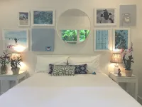 Bamboo House: Charming Private Tropical Oasis in the Heart of the Village.