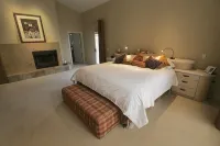 3 Bdrm Luxury. Gourmet Kitchen/Pool/Spa/Walk to Shops. Pets OK. Short/Long Term - 4-Star
