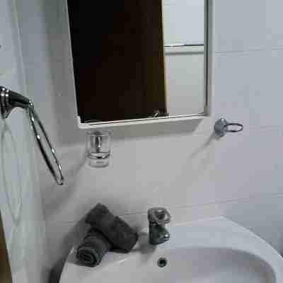 Beautiful 2 bedroom unit, free wifi, pool 3 minutes walk from beach Rooms