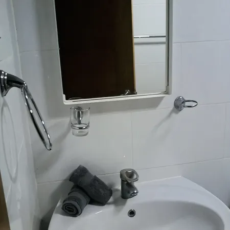 Beautiful 2 bedroom unit, free wifi, pool 3 minutes walk from beach