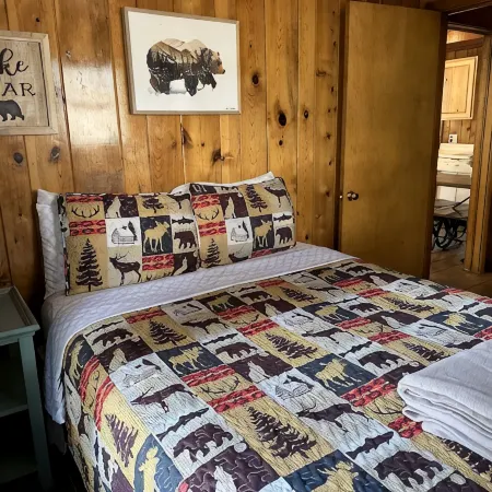 Bigfoot's Bunkhouse! Cozy Cabin, Cool Breeze Dogs Welcome! 45 min to white sands
