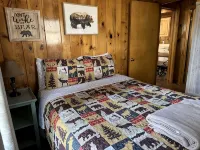 Bigfoot's Bunkhouse! Cozy Cabin, Cool Breeze Dogs Welcome! 45 min to white sands
