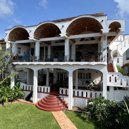 Spacious one bedroom oceanfront apartment Отели в г. Компостела