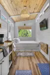 Cute clean cabin with views, hot tub, deck, grill - near Waco, TX