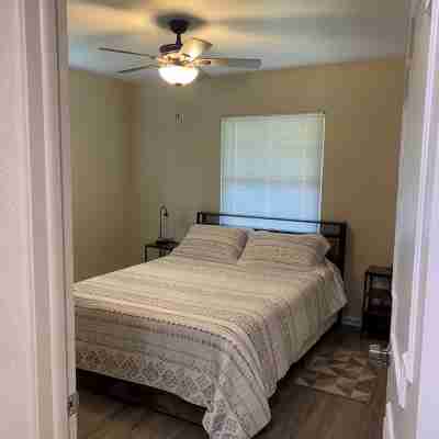 Peaceful/Spacious Downtown home Branson near Lake Taneycomo w/great amenities Rooms