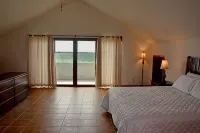 Seafront, 3 bedroom private villa, 6 guests, family vacation, activities nearby Hotel di 